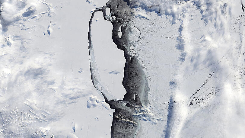 Der massive Eisberg A68, der sich in der Antarktis vom Larsen-C-Schelfeis gelöst hat, treibt aufs Meer hinaus.