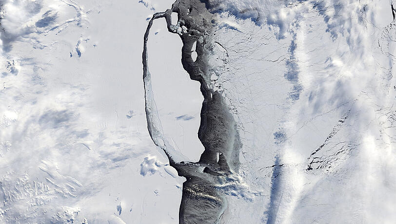 Der massive Eisberg A68, der sich in der Antarktis vom Larsen-C-Schelfeis gelöst hat, treibt aufs Meer hinaus. Der massive Eisberg A68, der sich in der Antarktis vom Larsen-C-Schelfeis gelöst hat, treibt aufs Meer hinaus.