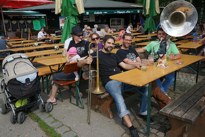 Jan (von links), Keno und Pedro von Moop Mama machen gerne Lärm auf der Olympia-Alm. Auf der Wiese nebenan haben sie sich schon eine Wasserschlacht mit hübschen Mädels geliefert.