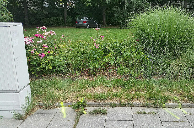 Bilder vom Unfall am Romanplatz, bei dem eine 71-jährige Frau das Gas- und Bremspedal ihres Wagens verwechselte und einen 5-jährigen Jungen anfuhr.
