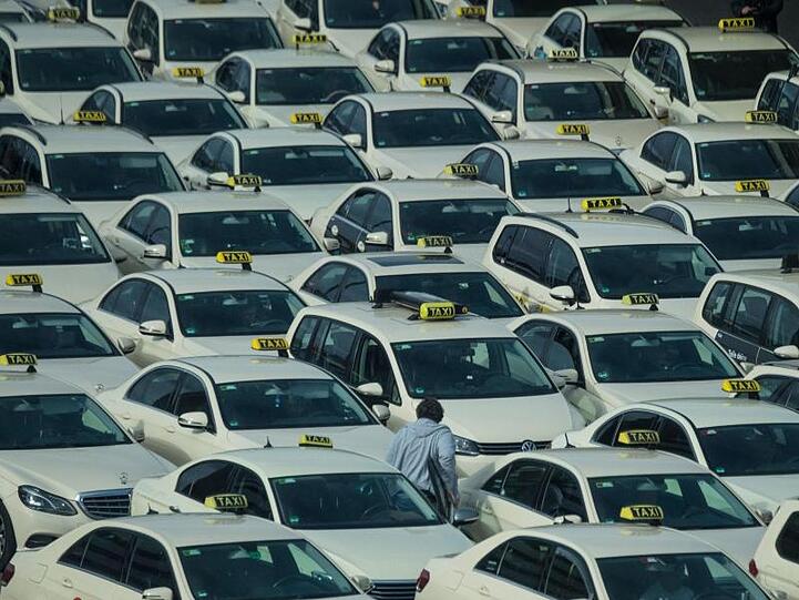 Das Taxigewerbe warnt vor massiven negativen Auswirkungen auf die eigene Branche durch die von Verkehrsminister Scheuer angestrebte Reform des Personenbeförderungsgesetzes.