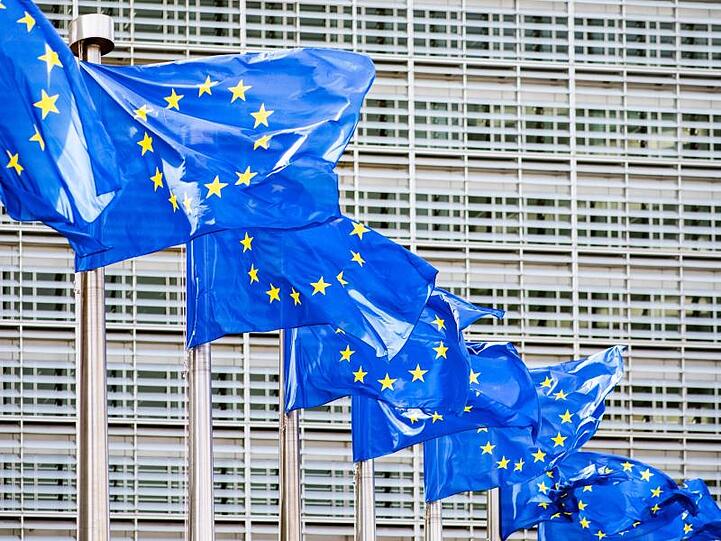 Europaflaggen vor dem Sitz der Europäischen Kommission. Foto: Marcel Kusch/Archivbild