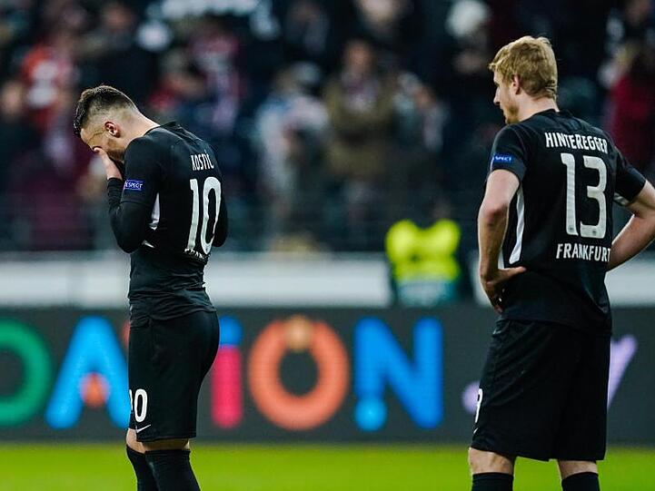 Filip Kostic (l) und Martin Hinteregger waren nach der Frankfurter Niederlage zunächst geknickt.