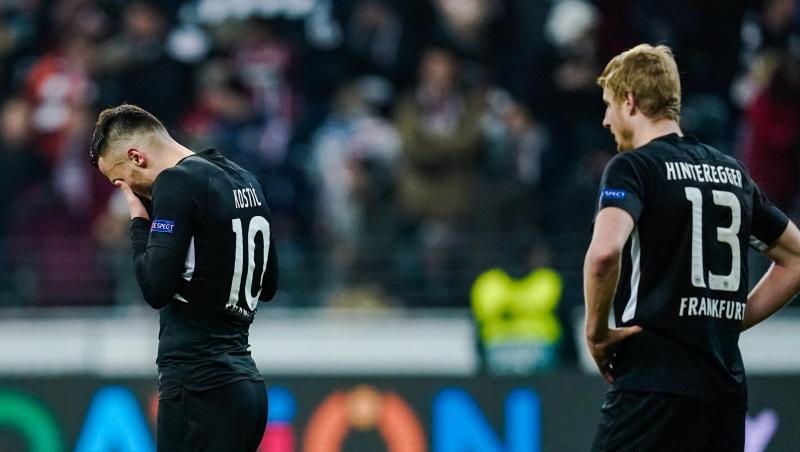 Filip Kostic (l) und Martin Hinteregger waren nach der Frankfurter Niederlage zunächst geknickt. Filip Kostic (l) und Martin Hinteregger waren nach der Frankfurter Niederlage zunächst geknickt.