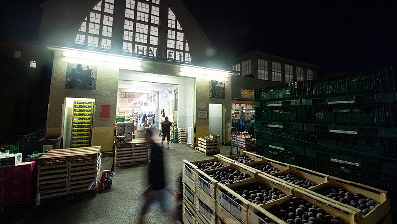 Handel in historischen Hallen: ein Blick in den nächtlichen Großmarkt. Handel in historischen Hallen: ein Blick in den nächtlichen Großmarkt.