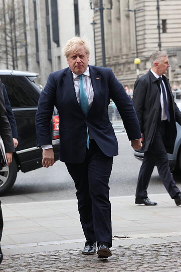 Boris Johnson auf dem Weg zur Westminster Abbey.
