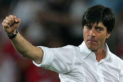 Siegergeste: Bundestzrainer Joachim Löw  steht vor seinem größten Triumph.