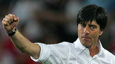 Siegergeste: Bundestzrainer Joachim Löw  steht vor seinem größten Triumph.