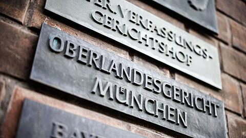 "Oberlandesgericht München" steht auf einem Schild.
