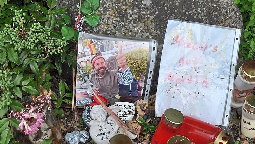 "Mach's gut Martin": Vor einem Bild des Toten haben Menschen Blumen Kerzen, Briefe und Herzen abgelegt. "Mach's gut Martin": Vor einem Bild des Toten haben Menschen Blumen Kerzen, Briefe und Herzen abgelegt.