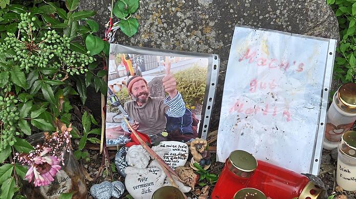 "Mach's gut Martin": Vor einem Bild des Toten haben Menschen Blumen Kerzen, Briefe und Herzen abgelegt.