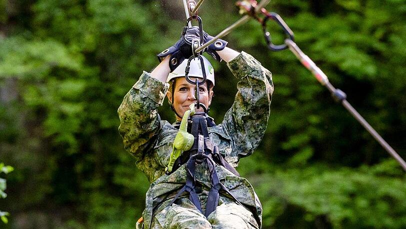 Hier kommt die Königin: Máxima traut sich in Limburg sogar ans Ziplining.