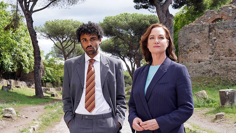 Botschafterin Karla Lorenz (Natalia Wörner) arbeitet erstmals mit dem neuen Kulturattaché Florian Martin (Langston Uibel) zusammen, der sich als gute Ergänzung entpuppt. Botschafterin Karla Lorenz (Natalia Wörner) arbeitet erstmals mit dem neuen Kulturattaché Florian Martin (Langston Uibel) zusammen, der sich als gute Ergänzung entpuppt.