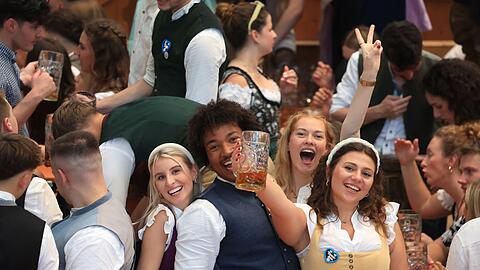 Oktoberfestbesucher feiern im Hacker-Pschorr Festzelt. (Archivbild)