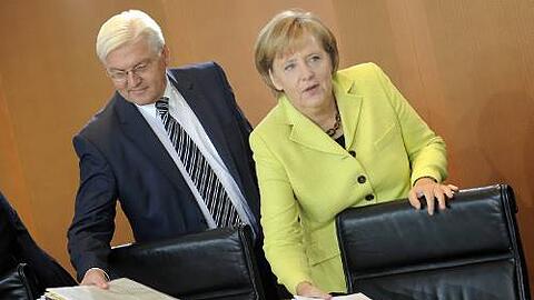 Weltmeister im Synchron-Regieren: Kanzlerin Angela Merkel, Vizekanzler Frank-Walter Steinmeier bei der letzten Kabinettssitzung von Rot-Schwarz.