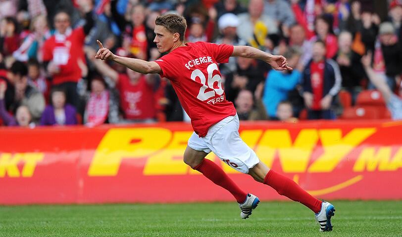 Nils Petersen: Den Zweitliga-Torschützenkönig (22 Jahre/24 Treffer) wollte Heynckes letztes Jahr nach Leverkusen holen, nun hat sich Petersen bei Energie Cottbus das Okay für Gespräche mit Bayern geholt. Tendenz: Hat eine Ausstiegsklausel für 2,8 Millionen Euro aus Vertrag bis 2014, wird vierter Stürmer.