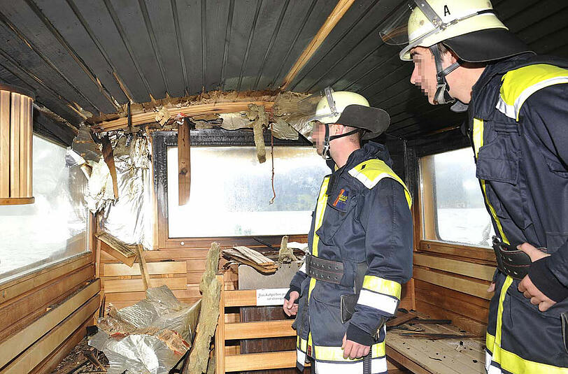 Sachschaden: rund 30 000 Euro. Das Schiff liegt seit drei Jahren am Ufer des Tegernsees und wird seit seinem Umbau als schwimmende Sauna genutzt.