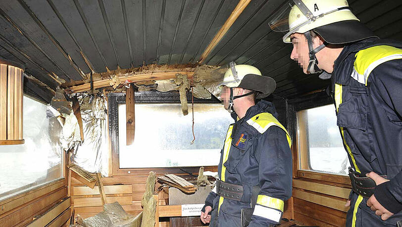 Sachschaden: rund 30 000 Euro. Das Schiff liegt seit drei Jahren am Ufer des Tegernsees und wird seit seinem Umbau als schwimmende Sauna genutzt. Sachschaden: rund 30 000 Euro. Das Schiff liegt seit drei Jahren am Ufer des Tegernsees und wird seit seinem Umbau als schwimmende Sauna genutzt.