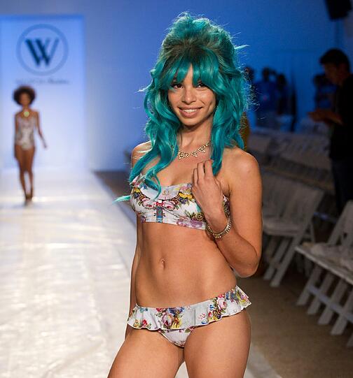 Bei der "Mercedes Benz Fashion Week Swim" präsentieren die Top-Models die angesagteste Bademode - da kann man(n) schon mal ins Schwitzen kommen. Die Bilder.