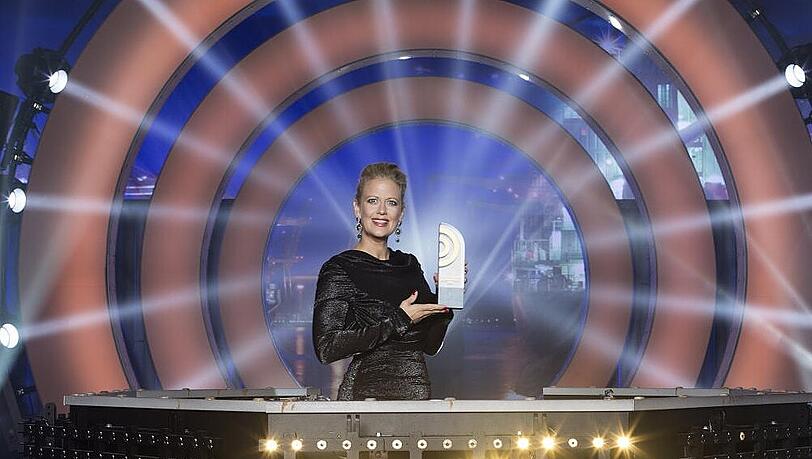 Moderatorin Barbara Schöneberger präsentiert die Trophäe Moderatorin Barbara Schöneberger präsentiert die Trophäe