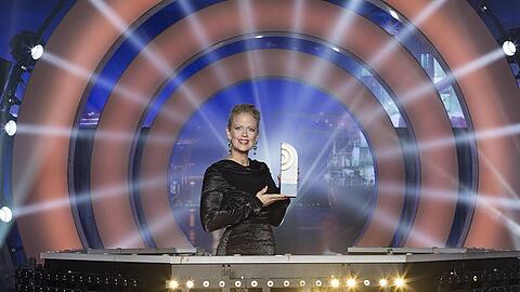 Moderatorin Barbara Schöneberger präsentiert die Trophäe