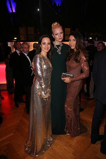 Stephanie Stumph und Franziska Knuppe mit Alexandra Polzin.