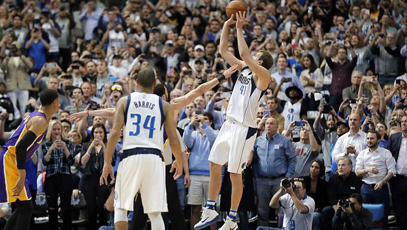 Dirk Nowitzki (r) bei seiner Spezialität: Dem Sprungwurf im Rückwärtsfallen. Dirk Nowitzki (r) bei seiner Spezialität: Dem Sprungwurf im Rückwärtsfallen.