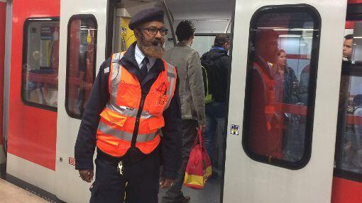 Reisendenstromlenker Al-Fatih Omar Ahmed am Hauptbahnhof S-Bahn