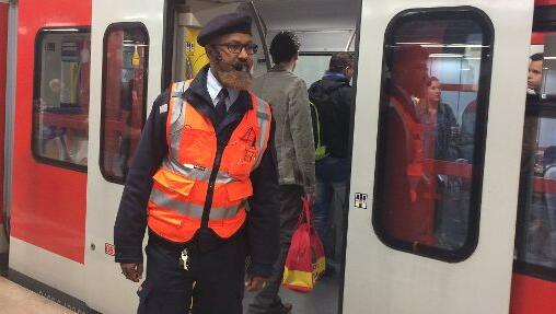 Reisendenstromlenker Al-Fatih Omar Ahmed am Hauptbahnhof S-Bahn Reisendenstromlenker Al-Fatih Omar Ahmed am Hauptbahnhof S-Bahn