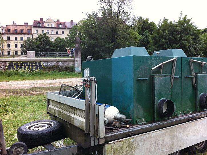 Mit dem Transporter karrten die Helfer 800 Liter Wasser an. Nach und nach ließen sie in dem etwa fünfstündigen Einsatz die Forellen ins Wasser.