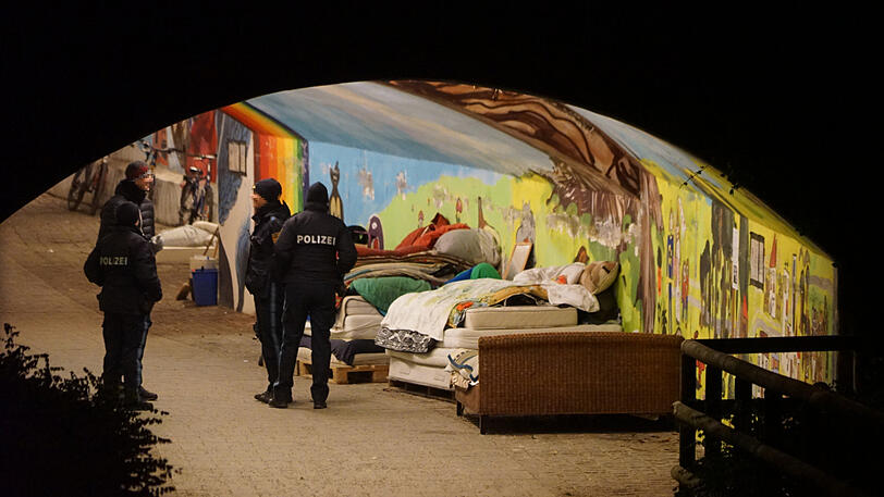 Bilder von der Räumung des Obdachlosenlagers an der Kapuzinerstraße am Dienstagmorgen.