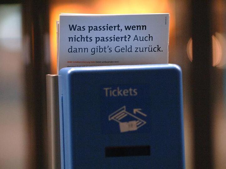 Ein Ticket-Entwerter in der Münchner U-Bahn. Foto: Stephan Jansen/Archivbild