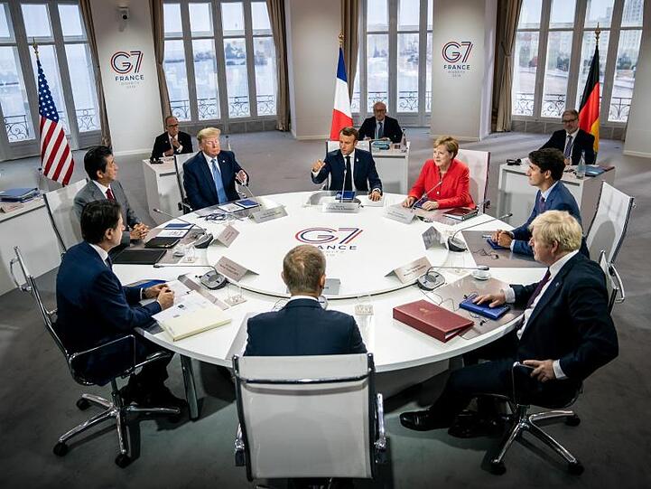 Die G7-Vertreter tagen in Biarritz: Emanuel Macron (Frankreich, M hinten), daneben im Uhrzeigersinn Bundeskanzlerin Angela Merkel, Justin Trudeau (Kanada), Boris Johnson (Großbritannien), EU-Ratspräsident Donald Tusk, Giuseppe Conte (Italien), Shinzo Abe (Japan) und Donald Trump (USA).