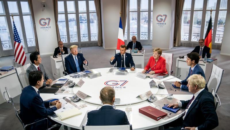 Die G7-Vertreter tagen in Biarritz: Emanuel Macron (Frankreich, M hinten), daneben im Uhrzeigersinn Bundeskanzlerin Angela Merkel, Justin Trudeau (Kanada), Boris Johnson (Großbritannien), EU-Ratspräsident Donald Tusk, Giuseppe Conte (Italien), Shinzo Abe (Japan) und Donald Trump (USA). Die G7-Vertreter tagen in Biarritz: Emanuel Macron (Frankreich, M hinten), daneben im Uhrzeigersinn Bundeskanzlerin Angela Merkel, Justin Trudeau (Kanada), Boris Johnson (Großbritannien), EU-Ratspräsident Donald Tusk, Giuseppe Conte (Italien), Shinzo Abe (Japan) und Donald Trump (USA).