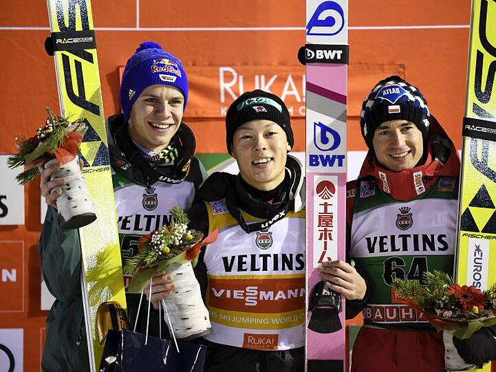 Der zweitplatzierte Andreas Wellinger (l-r) auf dem Siegerpodest mit Sieger Ryoyu Kobayashi und Kamil Stoch.