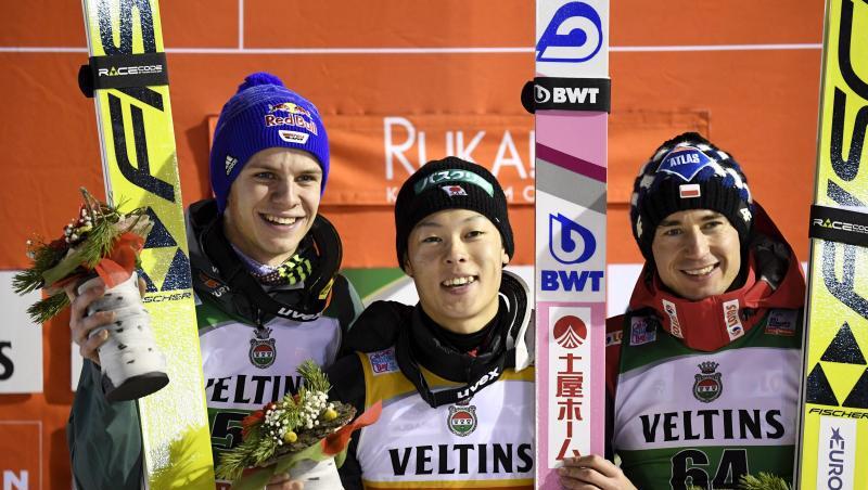 Der zweitplatzierte Andreas Wellinger (l-r) auf dem Siegerpodest mit Sieger Ryoyu Kobayashi und Kamil Stoch. Der zweitplatzierte Andreas Wellinger (l-r) auf dem Siegerpodest mit Sieger Ryoyu Kobayashi und Kamil Stoch.