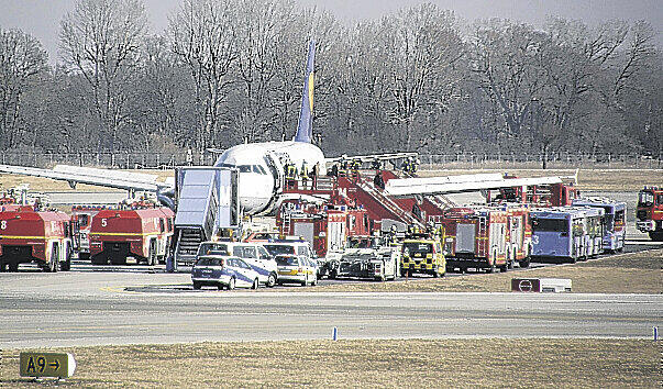 Der Lufthansa-Airbus A 319 nach der Notlandung am Münchner Flughafen &ndash; alle 74 Passagiere an Bord blieben unverletzt. Foto: Anton Pucher