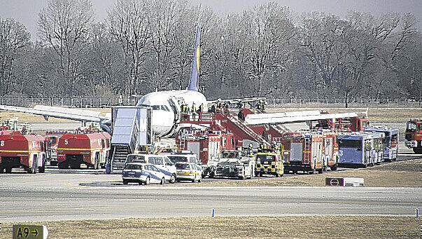 Der Lufthansa-Airbus A 319 nach der Notlandung am Münchner Flughafen – alle 74 Passagiere an Bord blieben unverletzt. Foto: Anton Pucher Der Lufthansa-Airbus A 319 nach der Notlandung am Münchner Flughafen – alle 74 Passagiere an Bord blieben unverletzt. Foto: Anton Pucher