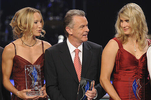 Gruppenbild mit einem Herren: Ottmar Hitzfeld flankiert von Christine Theiss (l.) und Rennrodlerin Natalie Geisenberger