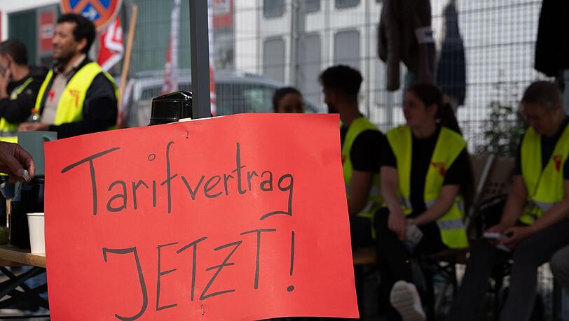 Demonstration für einen Tarifvertrag, hier bei einem Dönerspieß-Hersteller (Archivbild).