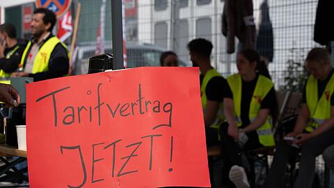 Demonstration für einen Tarifvertrag, hier bei einem Dönerspieß-Hersteller (Archivbild).