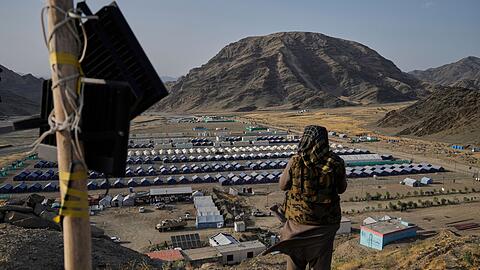 Hier bewacht ein Taliban-K&auml;mpfer in Afghanistan ein Lager mit aus Pakistan zur&uuml;ckgef&uuml;hrten Fl&uuml;chtlingen. (Archivbild)