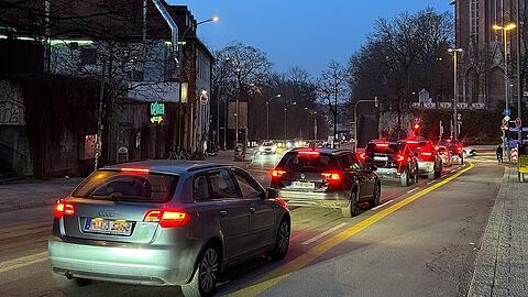 Blick in Richtung Giesinger Berg. Bergab wird es nach dem Umbau nur noch eine Pkw-Spur geben und einen breiteren Radweg. Die Querungsm&ouml;glichkeiten an der Kreuzung sollen sicherer und barrierefrei werden.