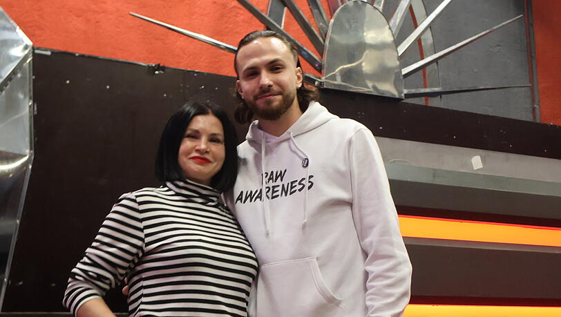 Julian G&ouml;ring und seine Mutter Maria kurz vor Beginn der Kinky-Party. Die Mutter ist zum ersten Mal gekommen, um zu sehen, was ihr Sohn treibt.