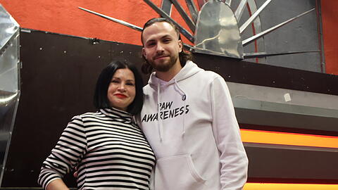 Julian G&ouml;ring und seine Mutter Maria kurz vor Beginn der Kinky-Party. Die Mutter ist zum ersten Mal gekommen, um zu sehen, was ihr Sohn treibt.