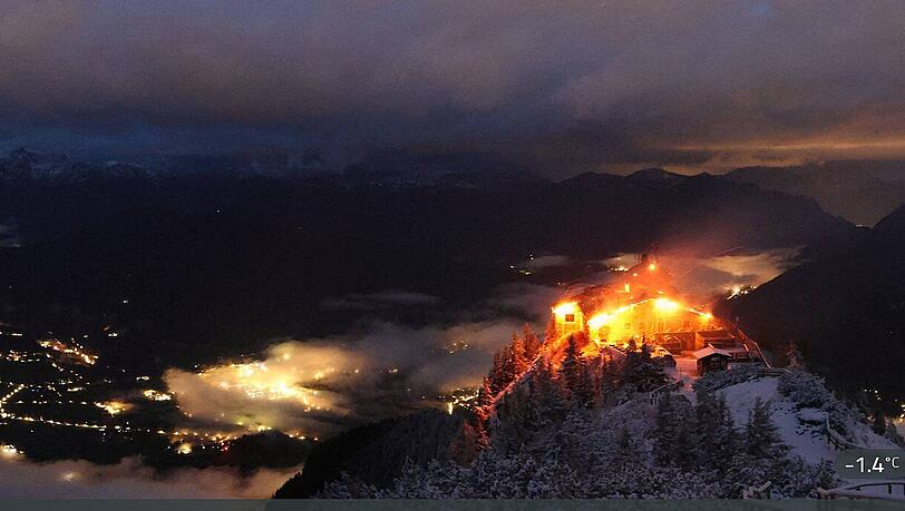 Lodernde Flammen in der Nacht zum Samstag: ein Blick auf das brennende Kehlsteinhaus aus der Vogelperspektive.