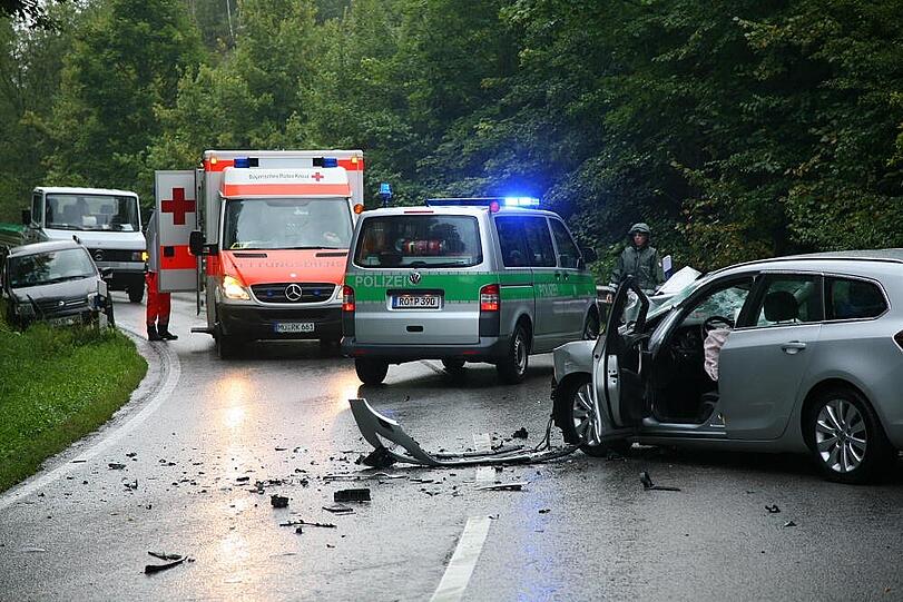 Horrorcrash mit glücklichem Ausgang: Ein 30-jähriger BMW-Fahrer prallt mit einem LKW-Hänger zusammen - wird aber glücklicherweise nur leicht verletzt.