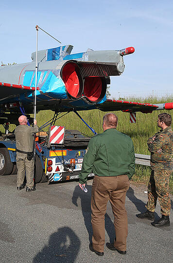 Der beschädigte Kampfjet wird zu einer Airbus-Werkstatt nach Manching gebracht. Die breite Ladung macht ein Überholen des Schwertransporters auf der dreispurigen Autobahn unmöglich!