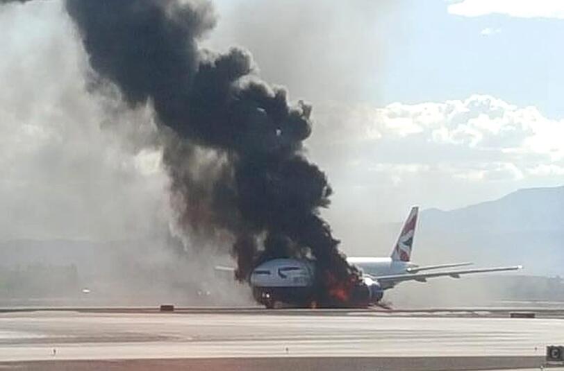 Eine Boeing 777 von "British Airways" fängt auf der Startbahn in Las Vegas Feuer.