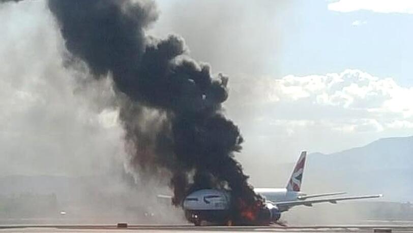 Eine Boeing 777 von "British Airways" fängt auf der Startbahn in Las Vegas Feuer. Eine Boeing 777 von "British Airways" fängt auf der Startbahn in Las Vegas Feuer.